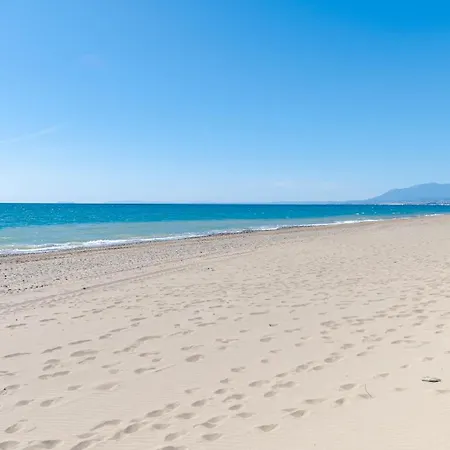20600 - Luxurious Beachside Near Villa