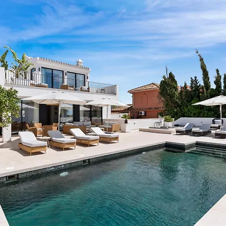 20600 - Luxurious Beachside Near Villa