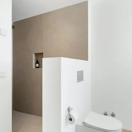 20600 - Luxurious Beachside Near