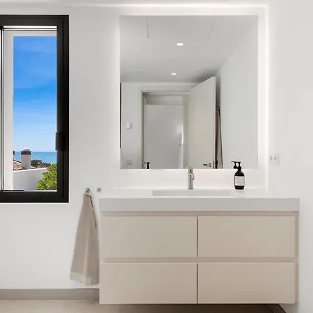 20600 - Luxurious Beachside Near Villa Marbella