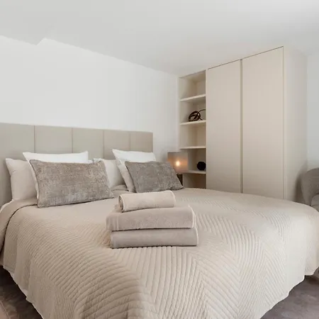 20600 - Luxurious Beachside Near