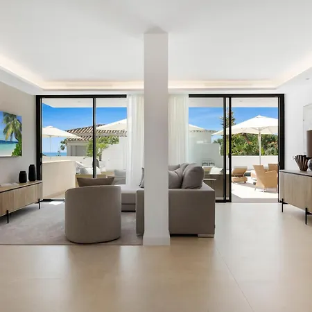 20600 - Luxurious Beachside Near