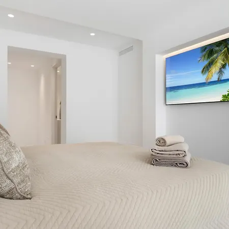 20600 - Luxurious Beachside Near Villa