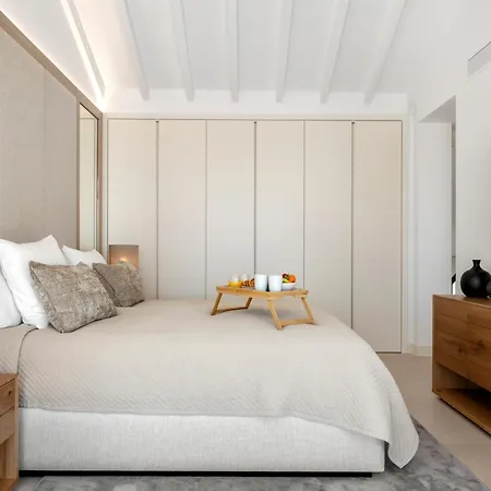 20600 - Luxurious Beachside Near Villa Marbella