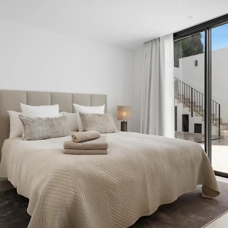 20600 - Luxurious Beachside Near