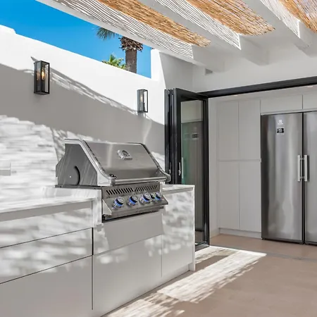 20600 - Luxurious Beachside Near Villa