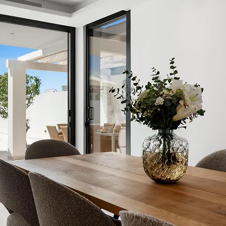 20600 - Luxurious Beachside Near Villa Marbella