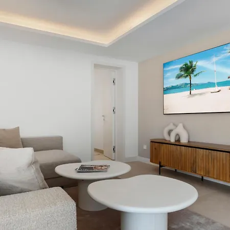 20600 - Luxurious Beachside Near