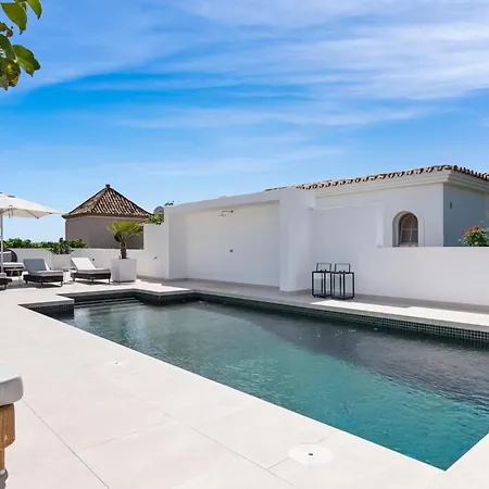 20600 - Luxurious Beachside Near Villa